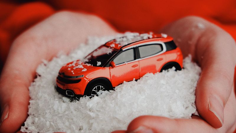 红色小车雪地玩具手4K高清壁纸