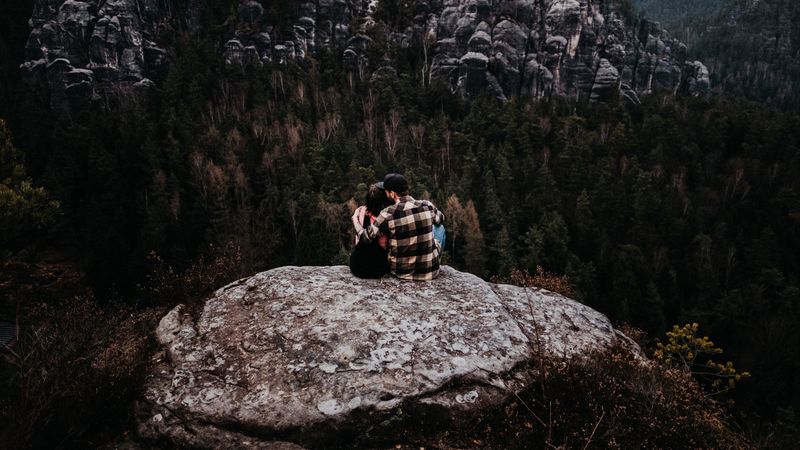 山顶岩石旁的情侣爱情4K壁纸