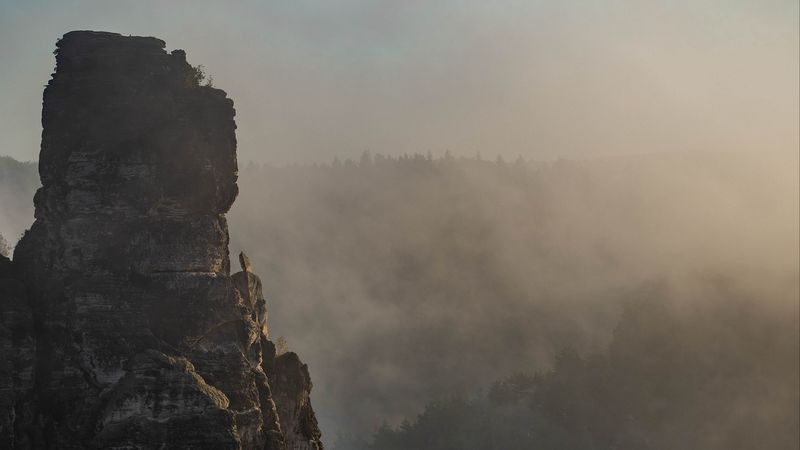 4K超清壁纸 绝美雾中山峰岩石林景
