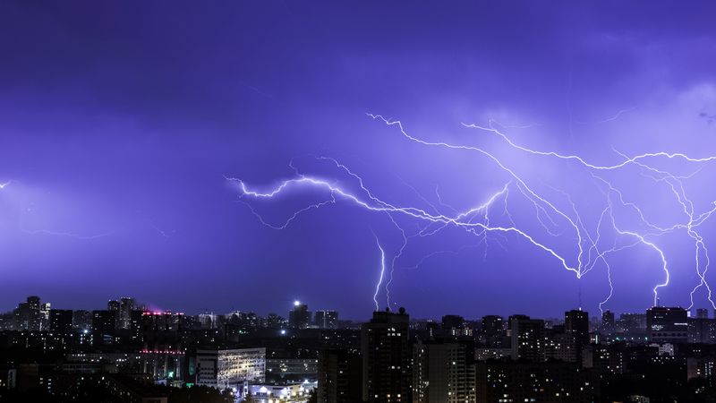 这份壁纸合集超绝！夜晚城市闪电4K高清壁纸