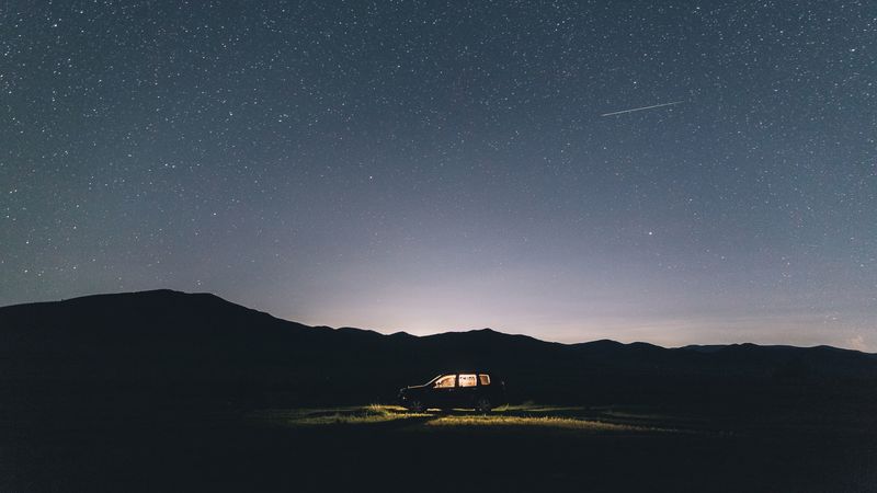 绝美4K壁纸！深夜星空下的车与地平线光影