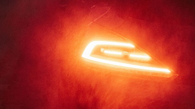 红色雨夜车灯4K高清壁纸