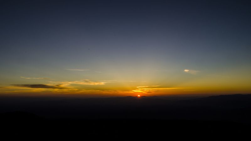 4K高清壁纸！破晓时分的山巅日出，氛围感拉满