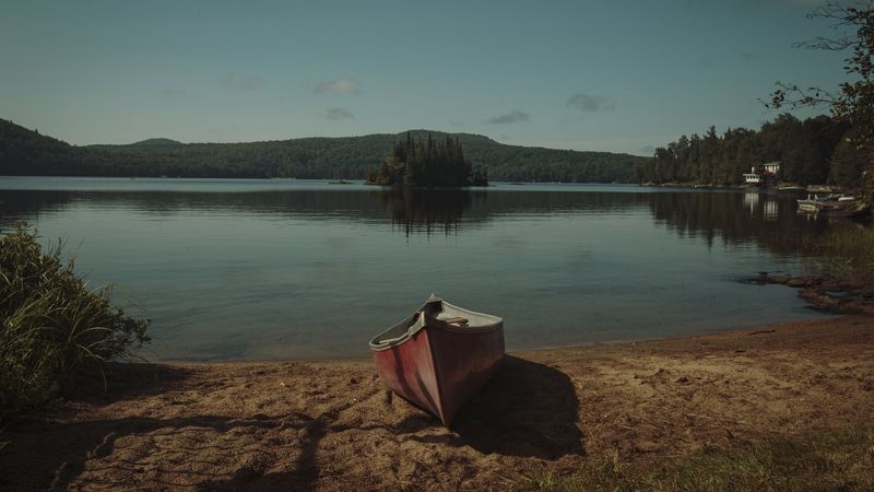 绝美湖岸船景 4K高清壁纸