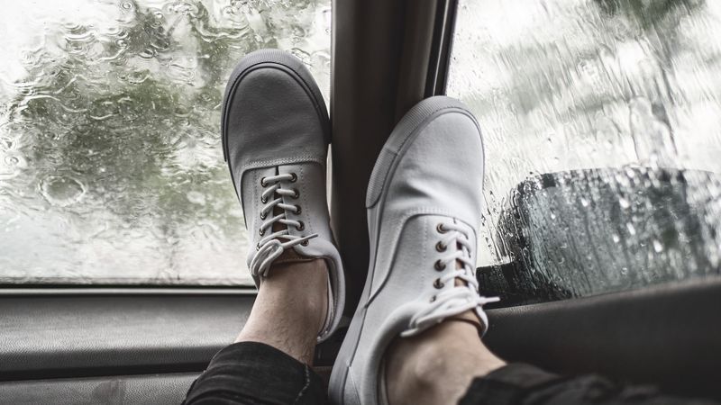 雨中球鞋与车窗的4K壁纸合集