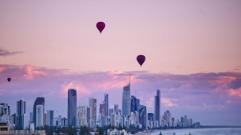 城市 热气球 日落 建筑群 4K高清壁纸
