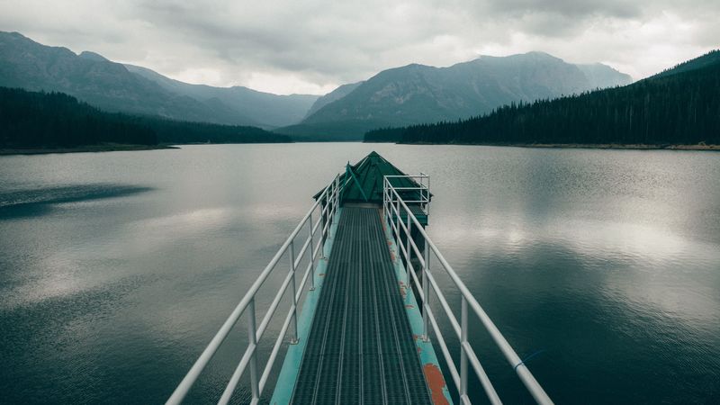 码头河畔山景林雾4K壁纸