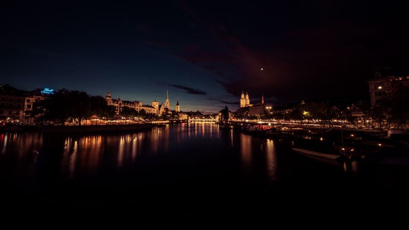 暗夜江畔城景灯火倒影4K壁纸