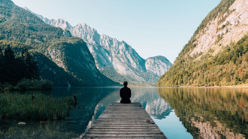 孤身一人的山湖秘境 4K壁纸