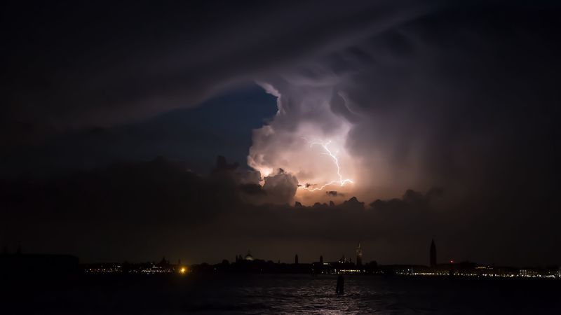 暴雨雷云笼罩都市 4K超清壁纸
