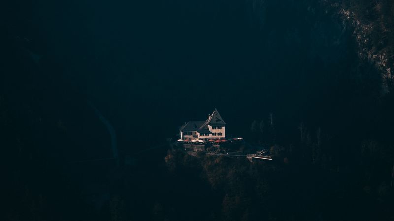 绝美4K航拍壁纸！山林间的隐秘小屋藏在暮色阴影里