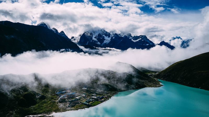 群山雾绕湖景 4K超清壁纸