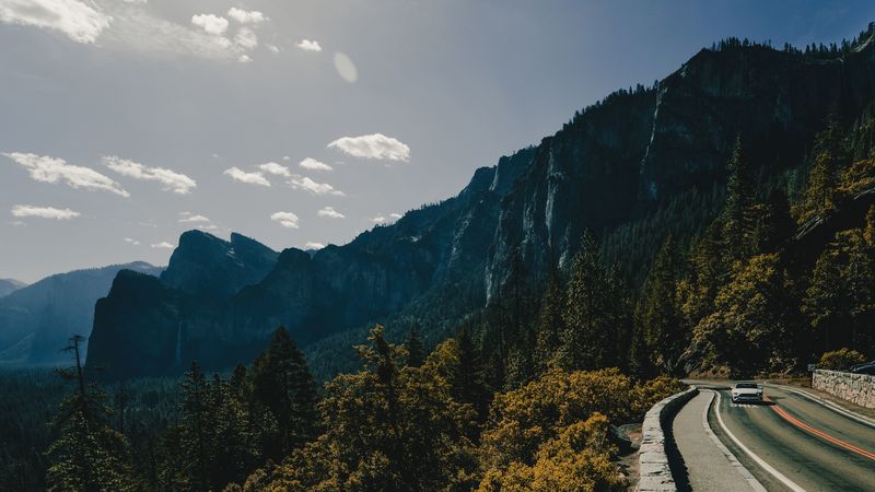 山路车流动态4K壁纸