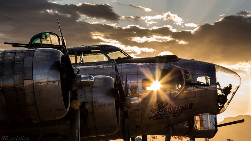 公园停机坪上的老轰炸机与跑车同框 氛围感拉满