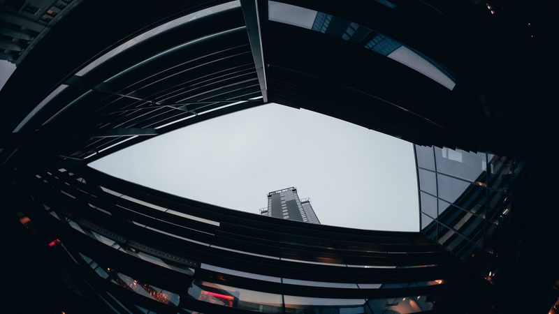 抬头就能撞见的赛博摩天城