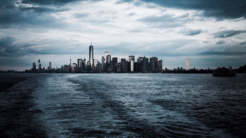 城市水塔天际线4K高清壁纸