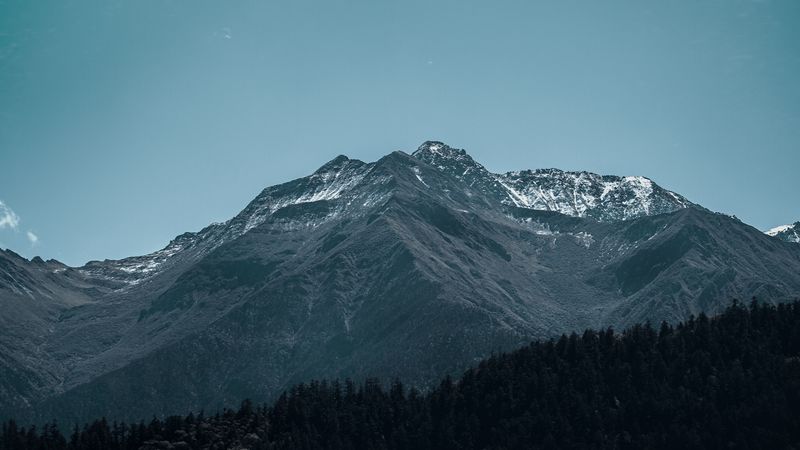 绝美雪山峰林山麓风光 4K高清壁纸