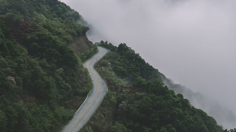 4K超清壁纸｜山间公路迷雾森林绝美氛围感