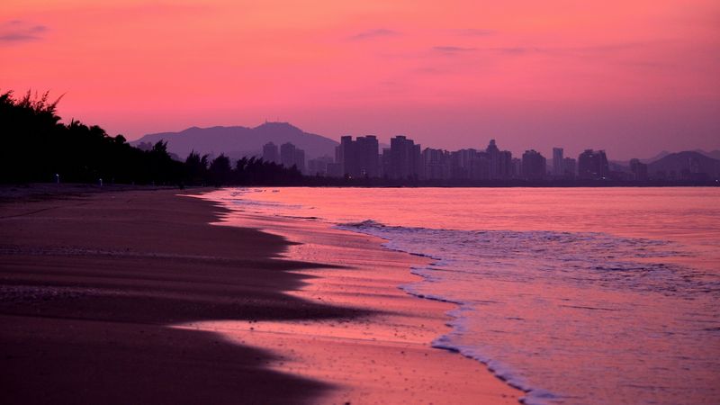 4K高清壁纸！黄昏海岸城市海滩氛围感拉满