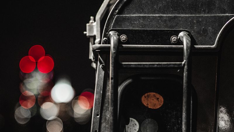 这款黑色梯形结构SUV的4K高清车尾壁纸