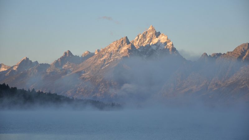 美国怀俄明州大提顿国家公园 雾中山峦 4K高清壁纸