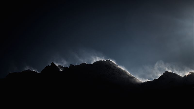 4K壁纸！被浓雾裹住的暗黑山巅，氛围感拉满
