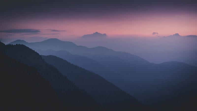 深夜雾锁山峦 4K高清壁纸