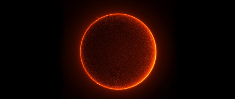 绝美太空天文壁纸：和平号空间站与红日火焰同框