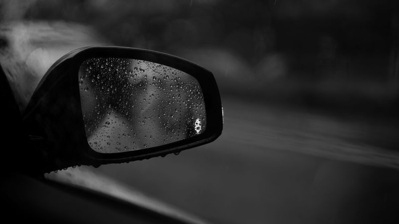 雨滴映镜车影的黑白4K高清壁纸