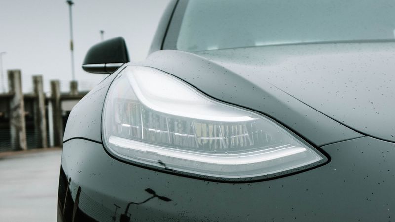 黑色汽车前大灯特写 4K超清壁纸