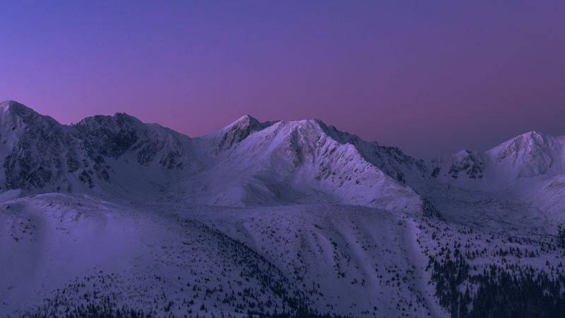 深夜暗黑雪山4K壁纸