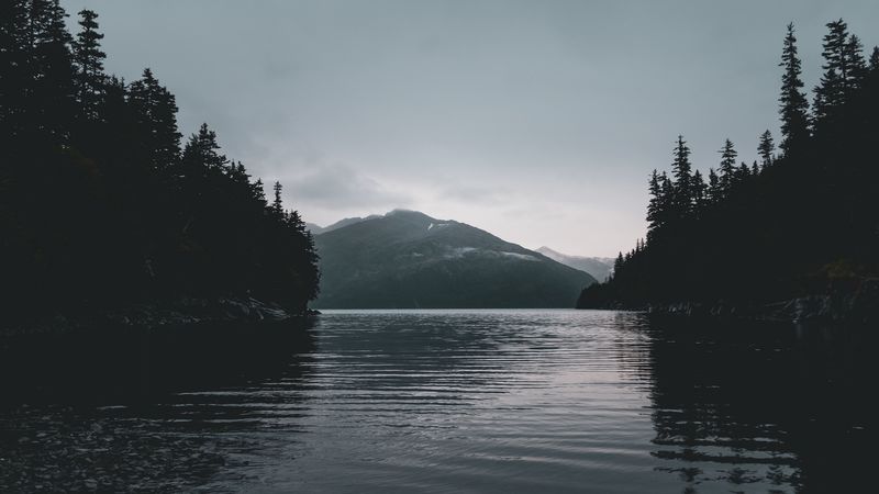 暗黑山河岸景4K高清壁纸