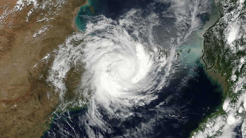 绝美自然壁纸：地球云海与太空漩涡