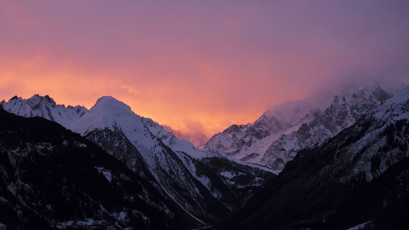 暮色山巅雾雪高清壁纸