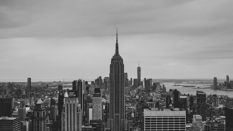 黑白城市塔楼4K壁纸