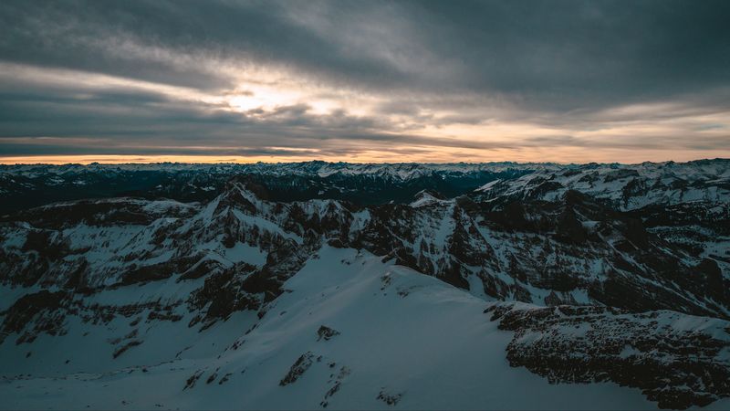 绝美雪山航拍壁纸 尽收天地壮阔
