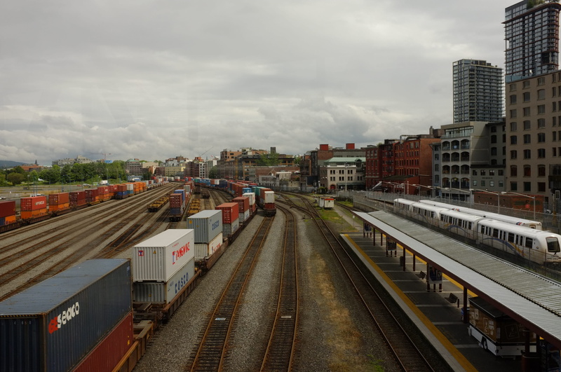 加拿大温哥华盖斯镇铁道枢纽 通勤火车高清壁纸