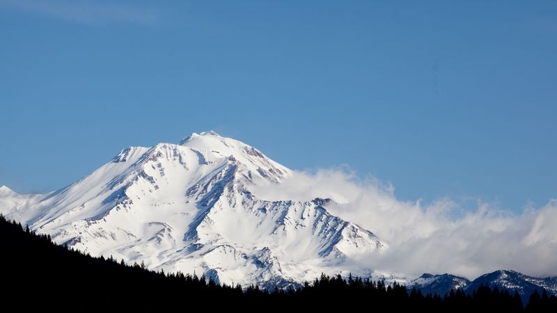 绝美金顶雾雪雪山4K壁纸