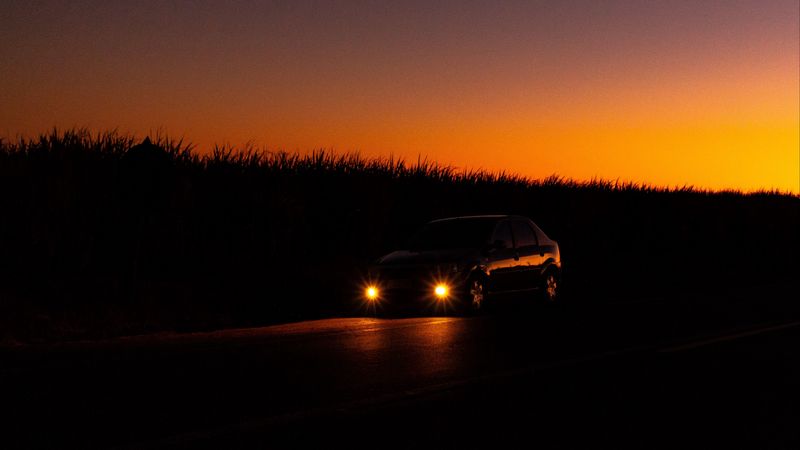 深夜车灯夜景4K壁纸