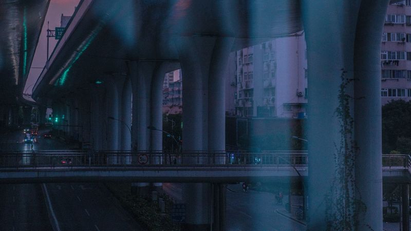 4K超清壁纸分享：黄昏都市大桥公路的飞驰瞬间