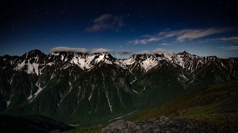 绝美暗夜山峦壁纸！4K超清星空下的峰峦剪影