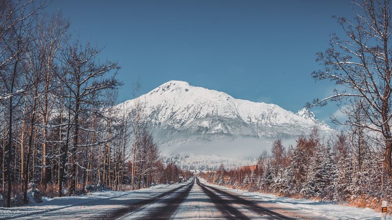冬日雪山公路绝美壁纸