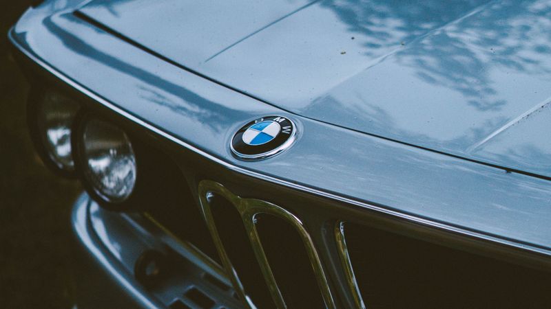 宝马老款轿车灰色前脸4K壁纸