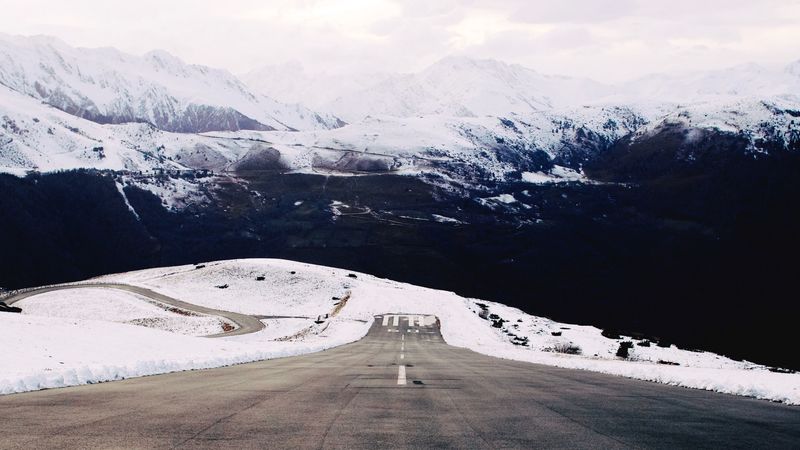 绝美4K雪景公路壁纸