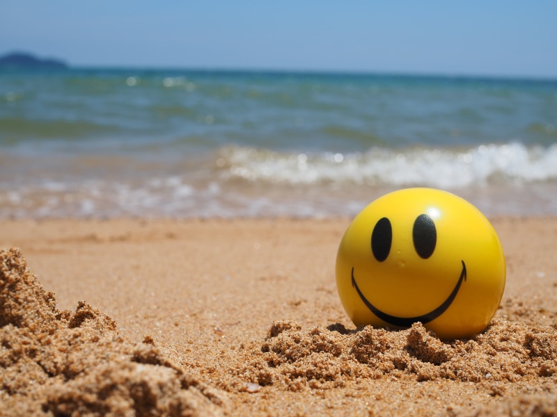 阳光沙滩海浪笑脸！这组夏日海景壁纸太治愈了