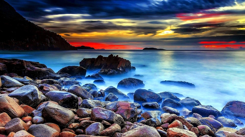 绝美落日光影！石滩与晚霞交织的治愈壁纸合集