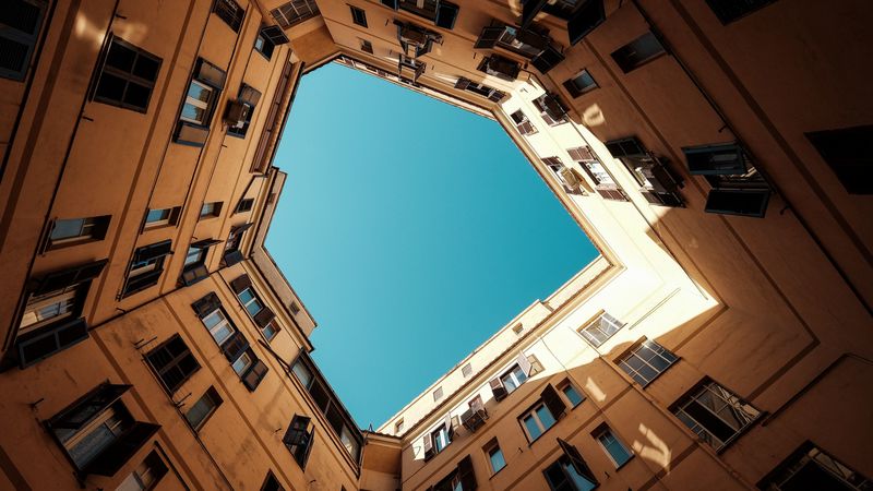 仰望城市高楼的绝美4K壁纸