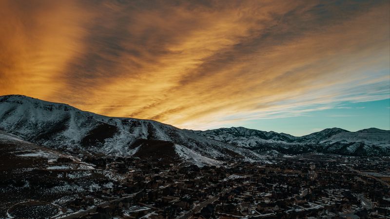 绝美4K壁纸合集 俯瞰群山暮色村落