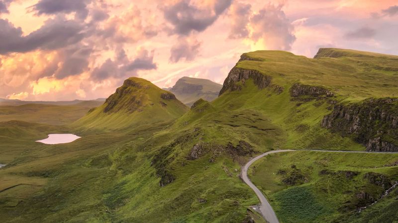 绝美的航拍公路山景壁纸