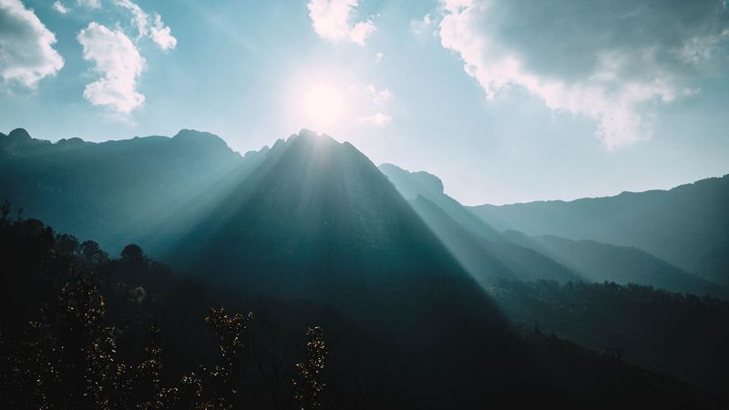 山间雾绕云卷的4K高清壁纸